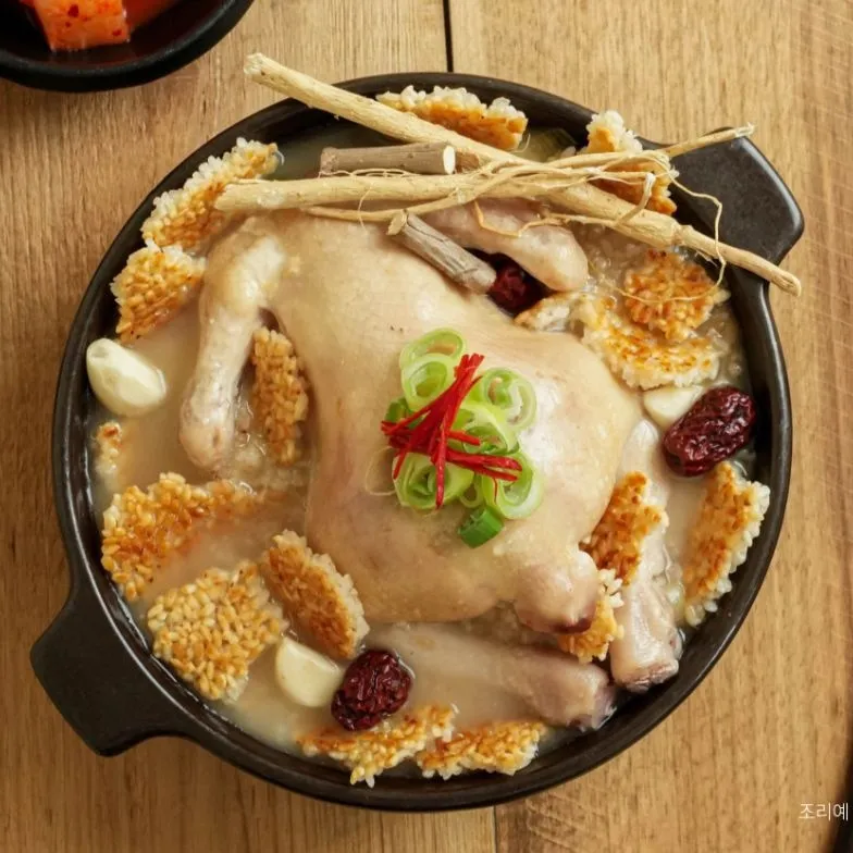 명장의 한마리 통째로 넣은 한우사골 국내산 누룽지 삼계탕 1kg 3팩